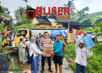 Hj. Eka, Anggota DPRD Provinsi Banten Fraksi Demokrat Salurkan Bantuan Air Bersih dan Sembako