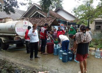 Ketua PMI dan Kepala Desa Sobang Salurkan Bantuan Air Bersih untuk Warga Kampung Apolo