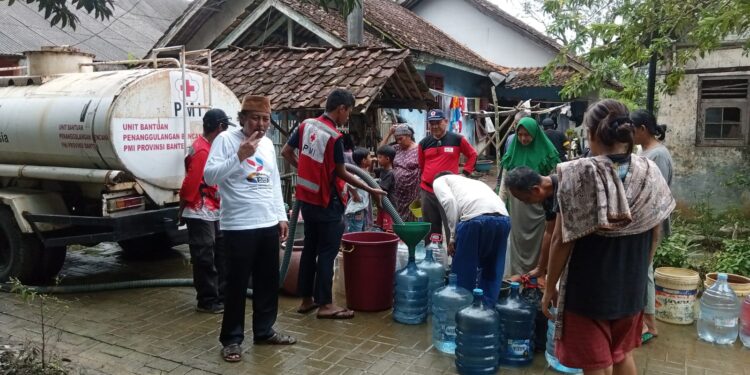Ketua PMI dan Kepala Desa Sobang Salurkan Bantuan Air Bersih untuk Warga Kampung Apolo