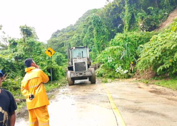 Aksi Sigap PT Cemindo Gemilang Tbk Bersihkan Longsoran di Jalan  Nasional Tiga Depan Dermaga 