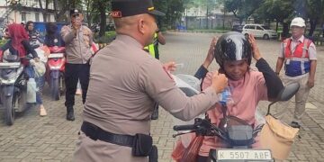 Polres Pelabuhan Tanjung Priok Bagikan Helm SNI kepada Pedagang dalam Ops Keselamatan Jaya 2026