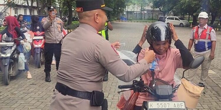 Polres Pelabuhan Tanjung Priok Bagikan Helm SNI kepada Pedagang dalam Ops Keselamatan Jaya 2026