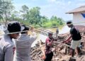 Ramadhan Penuh Aksi, Brimob Batalyon D Pelopor Bangun Jembatan Presisi di Pebayuran
