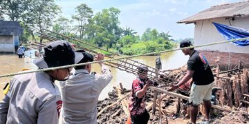 Ramadhan Penuh Aksi, Brimob Batalyon D Pelopor Bangun Jembatan Presisi di Pebayuran
