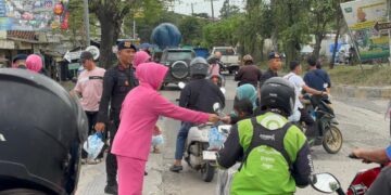 Wujud Kepedulian Nyata, Batalyon D Pelopor Sat Brimob Tebar Kebaikan di Jalan Raya