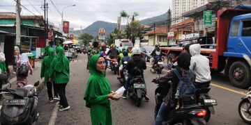 Persit dan Koramil 1005/Jtr Berbagi Takjil di Bulan Ramadan, Wujud Kepedulian kepada Masyarakat