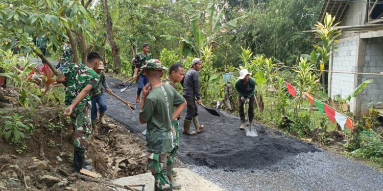 Akses Warga Makin Lancar, TMMD Ke-127 Hotmix Jalan 300 Meter di Parakanlima