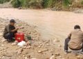 DLH Lebak Tinjau Sungai Cidikit, Warga Minta Hasil Uji Laboratorium Air Dibuka Transparan.