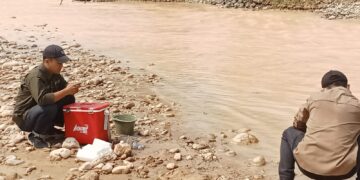 DLH Lebak Tinjau Sungai Cidikit, Warga Minta Hasil Uji Laboratorium Air Dibuka Transparan.
