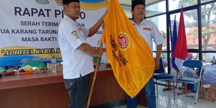 Jelang Pilkades, Nursidik Serahkan Jabatan Ketua Karang Taruna Desa Hegarmanah kepada Wakil Ketua